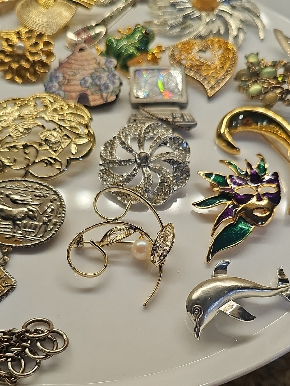 32 Pcs Women’s Brooch Lot - Mixed Brooches - Picture 3 of 8